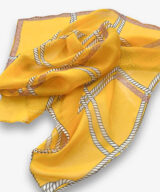 žlutý hedvábný šátek